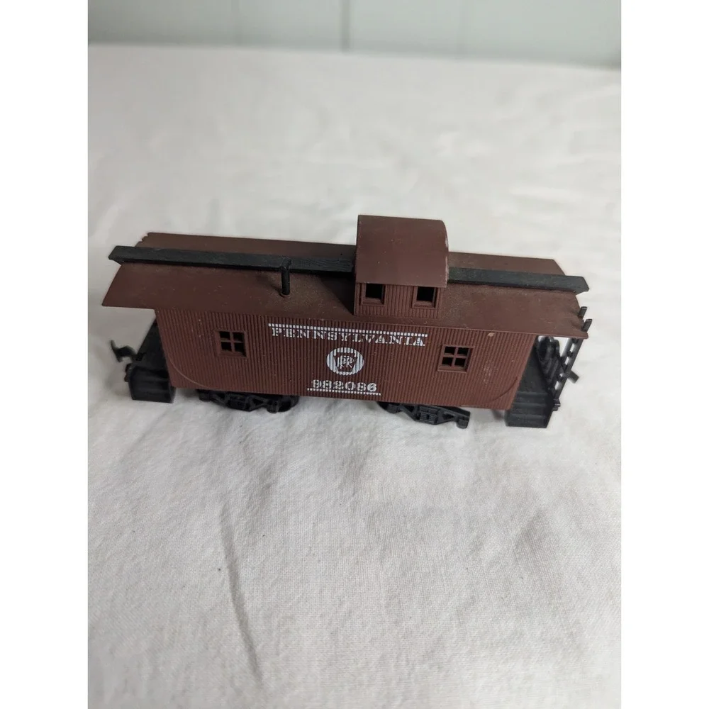 Vintage Ho scale Pennsylvania Railroad‎ 982088 Caboose train car Yugoslavia made